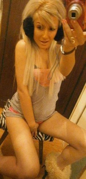 Deborah, 23 from North Carolina | Older Men and Younger Women Dating