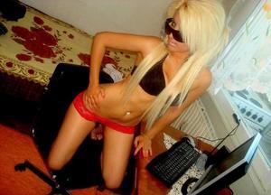 Dorthey from Hartington, Nebraska is looking for adult webcam chat