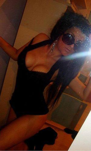 Elenore from Mashantucket, Connecticut is looking for adult webcam chat