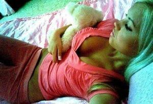 Shenna from Kekaha, Hawaii is looking for adult webcam chat
